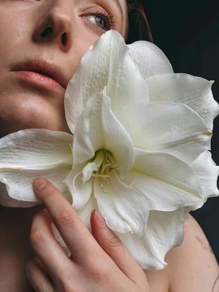 Model (w/d) für ein Beauty-Shooting eines Kompressionsmassagegeräts