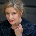 headshot_handoncollar_directgaze_focused_Jaana