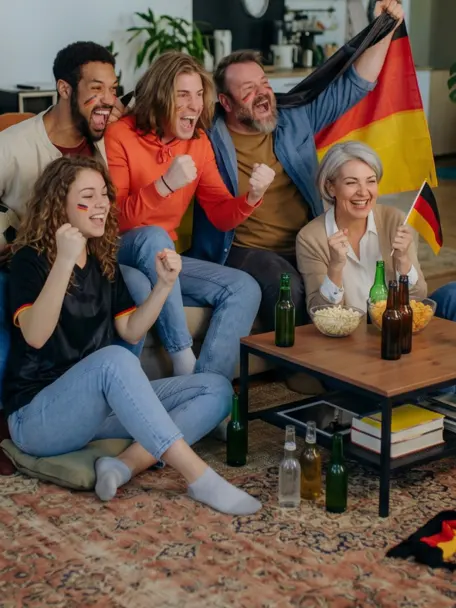 Featured Extras (m/w/d) als »Fußballfans« für einen Werbedreh