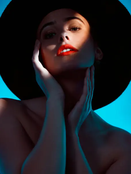 Darstellerin / Model (w/d) für einen Werbespot im Bereich »Porzellan«